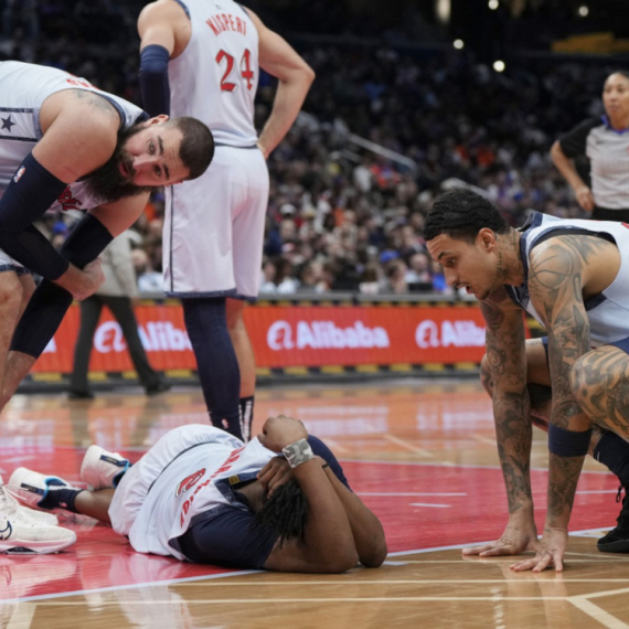 Rukija Vizardsa u kolicima izveli s parketa VIDEO