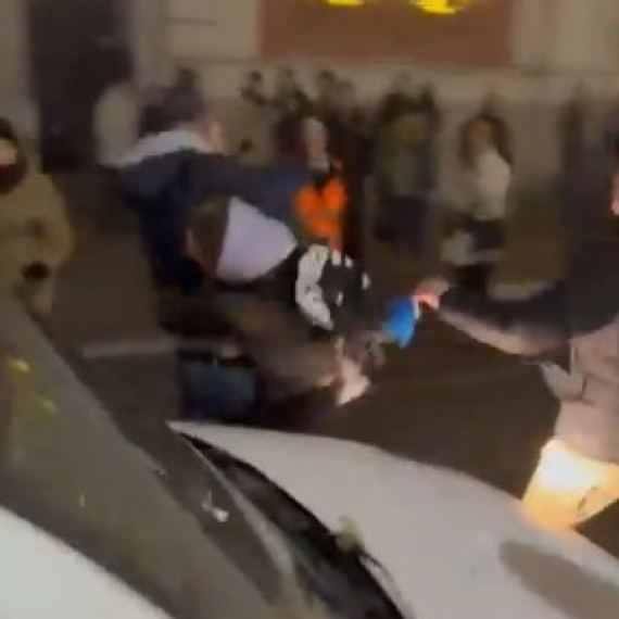 Opozicioni demonstranti na Studentskom trgu: Blokiran saobraćaj VIDEO