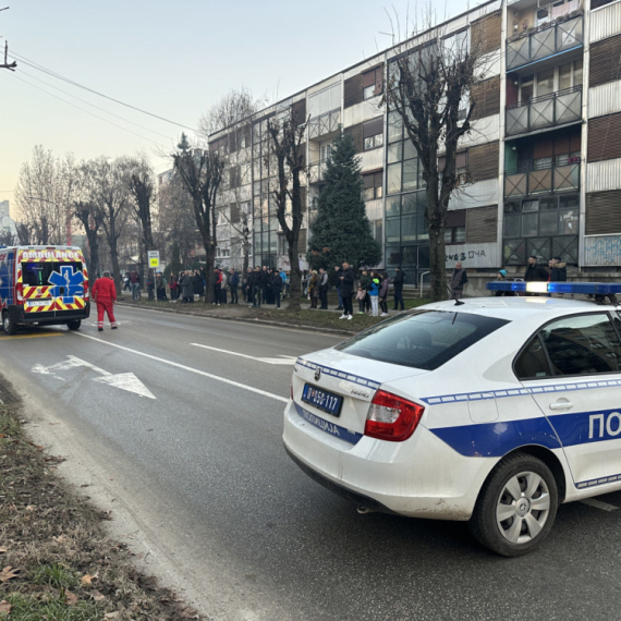 Nesreća kod Niša: Auto sleteo sa puta i prevrnuo se; Vatrogasci izvlače povređene