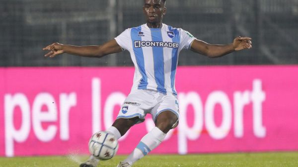 Jeziva priča fudbalera – policija ga izvukla iz aviona i pretukla VIDEO