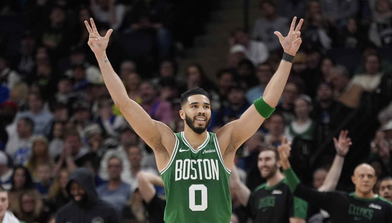 Tejtum sa 33 poena "spržio" Minesotu; Dominacija Lebrona Džejmsa; Šej razbio Kliperse