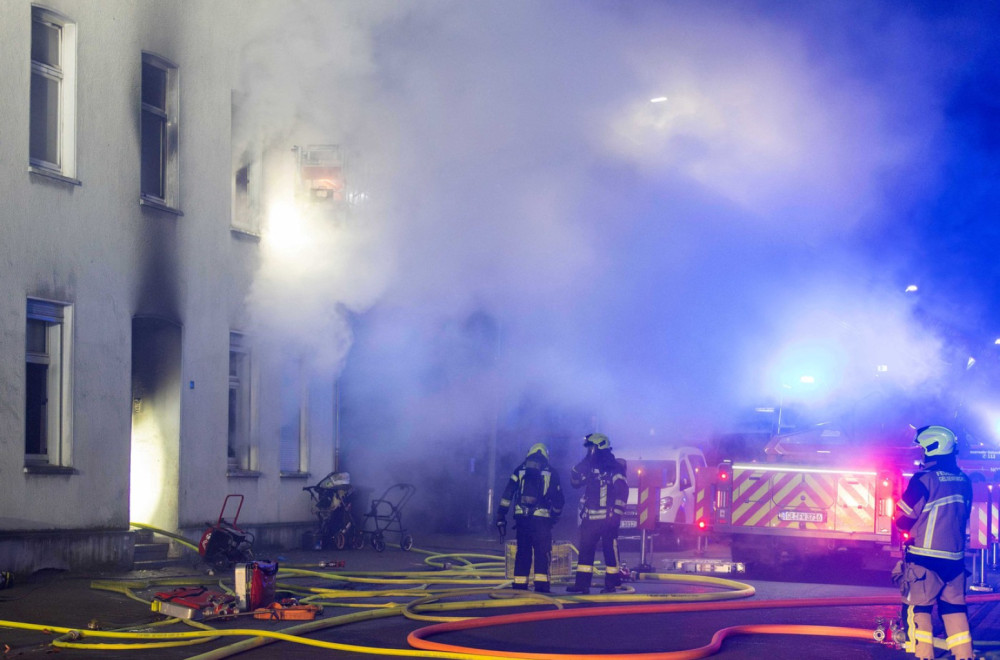Napuštena zgrada u plamenu; Beskućnici evakuisani – jedan skočio sa drugog sprata da se spasi FOTO/VIDEO