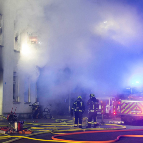 Napuštena zgrada u plamenu; Beskućnici evakuisani – jedan skočio sa drugog sprata da se spasi FOTO/VIDEO
