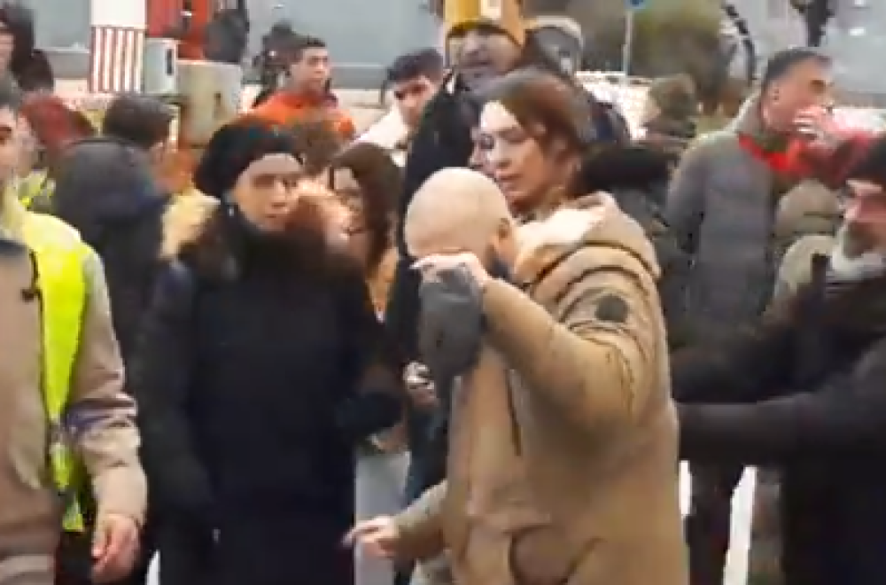 Strašna scena iz Novog Sada: Napadnut muškarac – "studenti" mu razbili glavu na protestu VIDEO