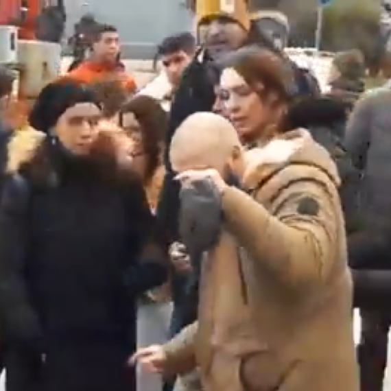 Strašna scena iz Novog Sada: Napadnut muškarac – "studenti" mu razbili glavu na protestu VIDEO