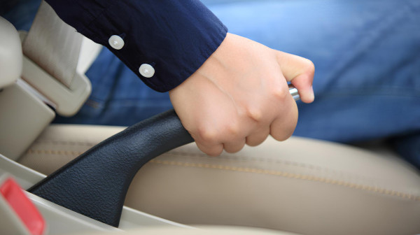 Zimske muke vozača: Zamrzavanje ručne kočnice – šta uraditi i kako bezbedno rešiti problem