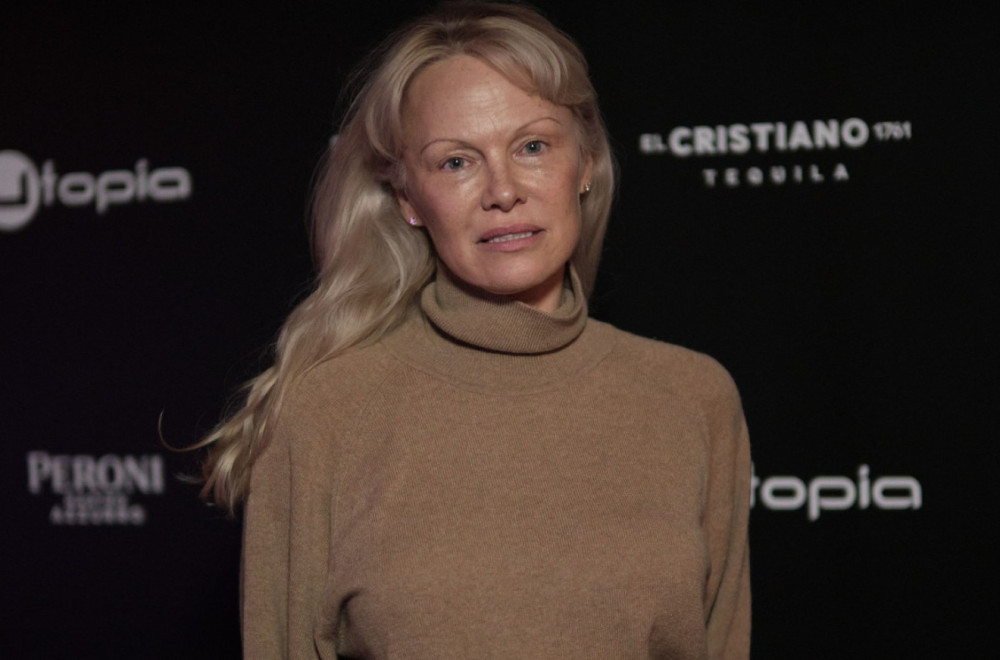 Pamela Anderson napadnuta u avionu: "Stjuardesa je morala da ga veže lisicama" FOTO/VIDEO