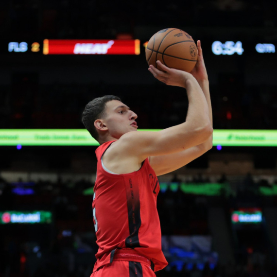 Adebajo sa zvukom sirene srušio Spurse – sjajni Jović