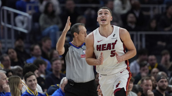 Jović ostavio Stefa Karija u neverici – NBA bruji o dominaciji Srbina VIDEO