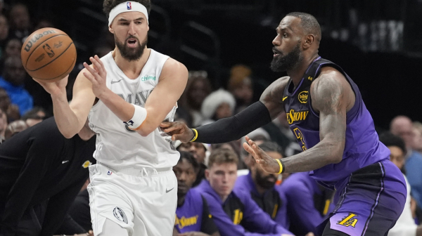 Dalas bez Dončića i Irvinga deklasirao Lejkerse – Lebron "ukrao šou" VIDEO