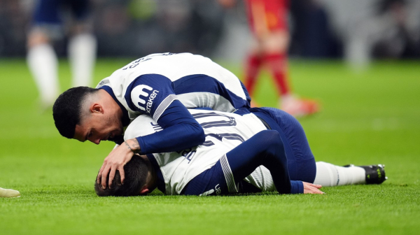 Jeziva povreda igrača Totenhema – iznet na nosilima, sa kragnom VIDEO