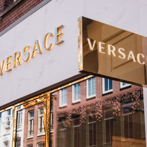 Ujedinili se modni divovi: I Versaće nosi Pradu – za 1,25 milijardi evra