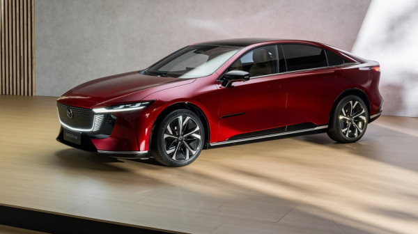 Mazdina električna limuzina preotima kupce Volkswagenu u Evropi?