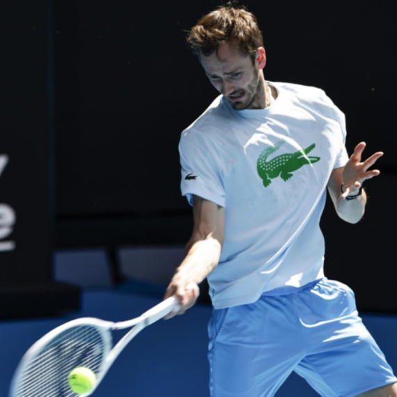 Nervozni Medvedev se namučio sa 418. na svetu – razbio i kameru VIDEO