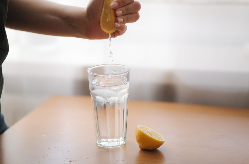 Šta se dešava sa vašim telom ako pijete vodu sa limunom baš svaki dan?