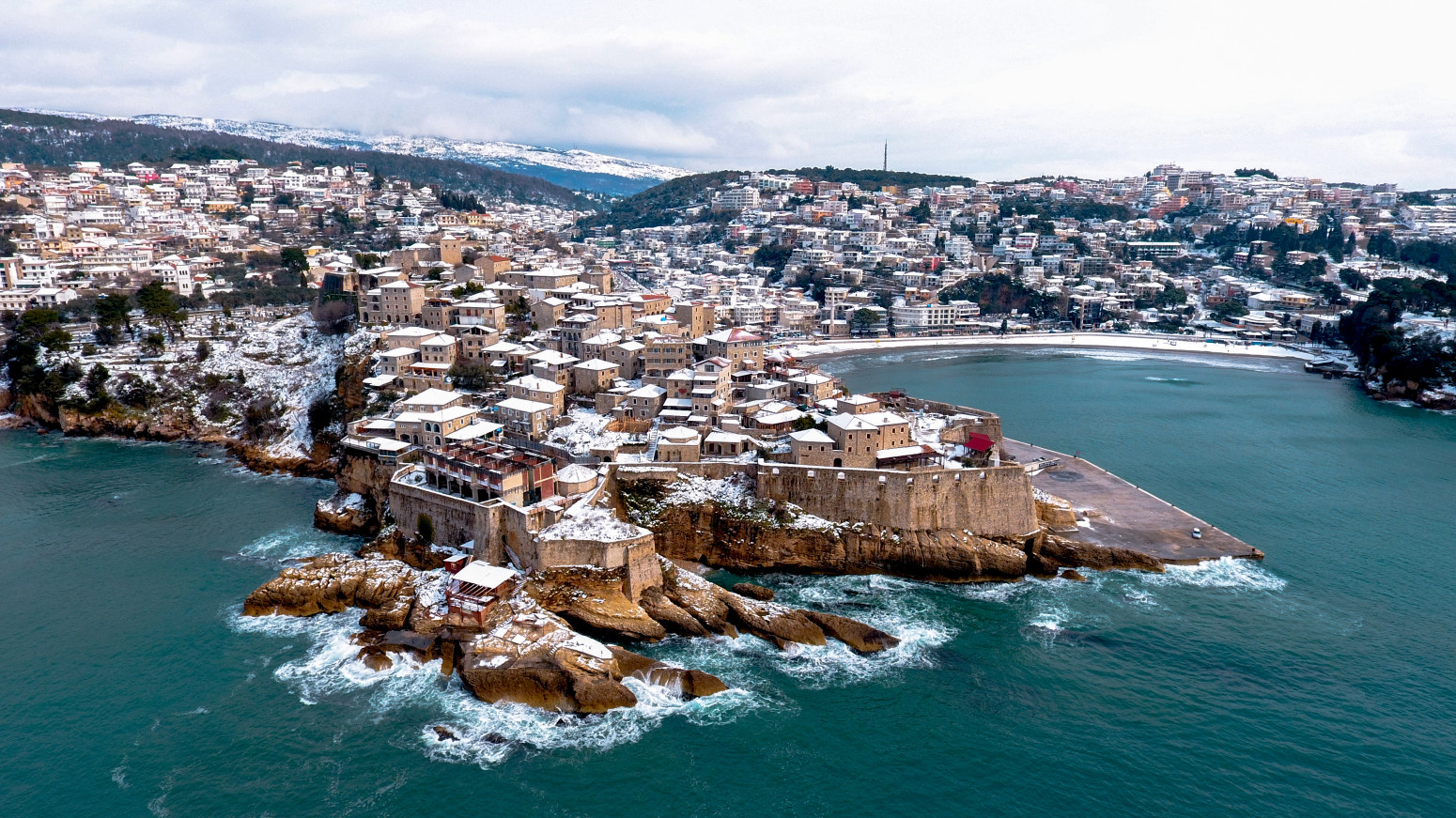 Račun sa crnogorskog primorja razbesneo region: Pivo hiljadu dinara, voda preko 500 FOTO