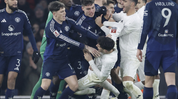 "Ludnica" FA kupa: Igrač manje nije ništa – Junajted izbacio Arsenal posle penala