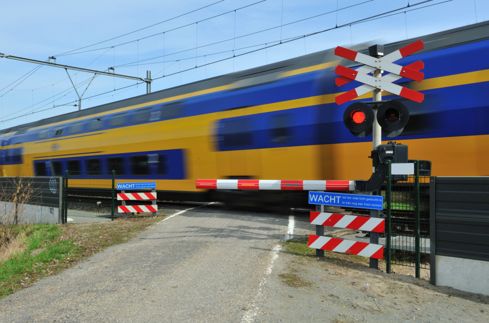 Tesla opet u problemu – ne prepoznaje pružne prelaze