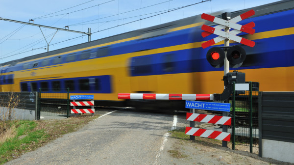 Tesla opet u problemu – ne prepoznaje pružne prelaze