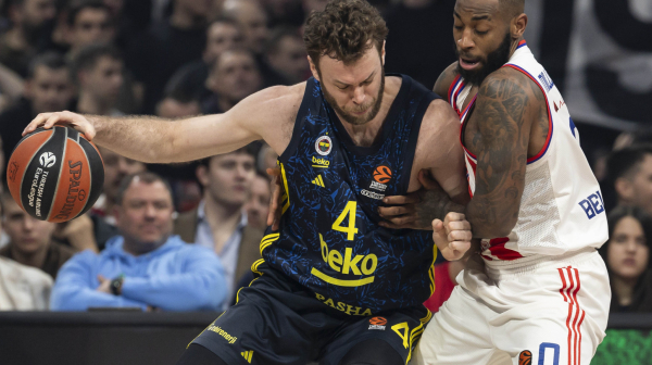 Kraj Zvezdinog niza - Fener trojkama utišao Arenu; Hejs-Dejvis o učiteljima srpskog, Janis o odbrani i zidu