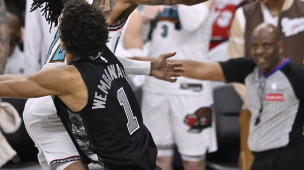 Sudije upropastile brutalno zakucavanje – Morent stavio Vembanjamu na poster VIDEO