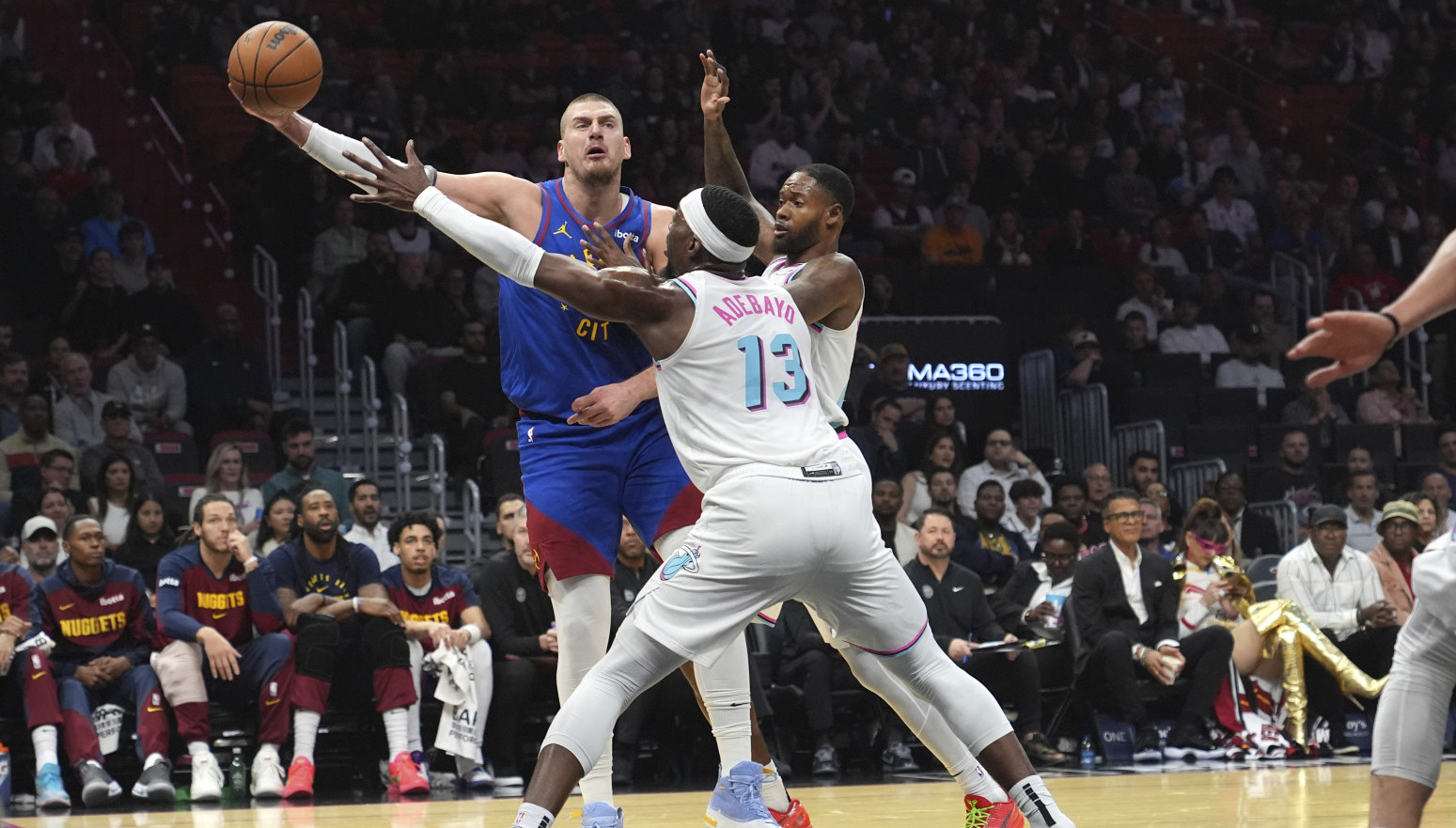 Jokićeva asistencija "bez gledanja" zaludela Ameriku VIDEO