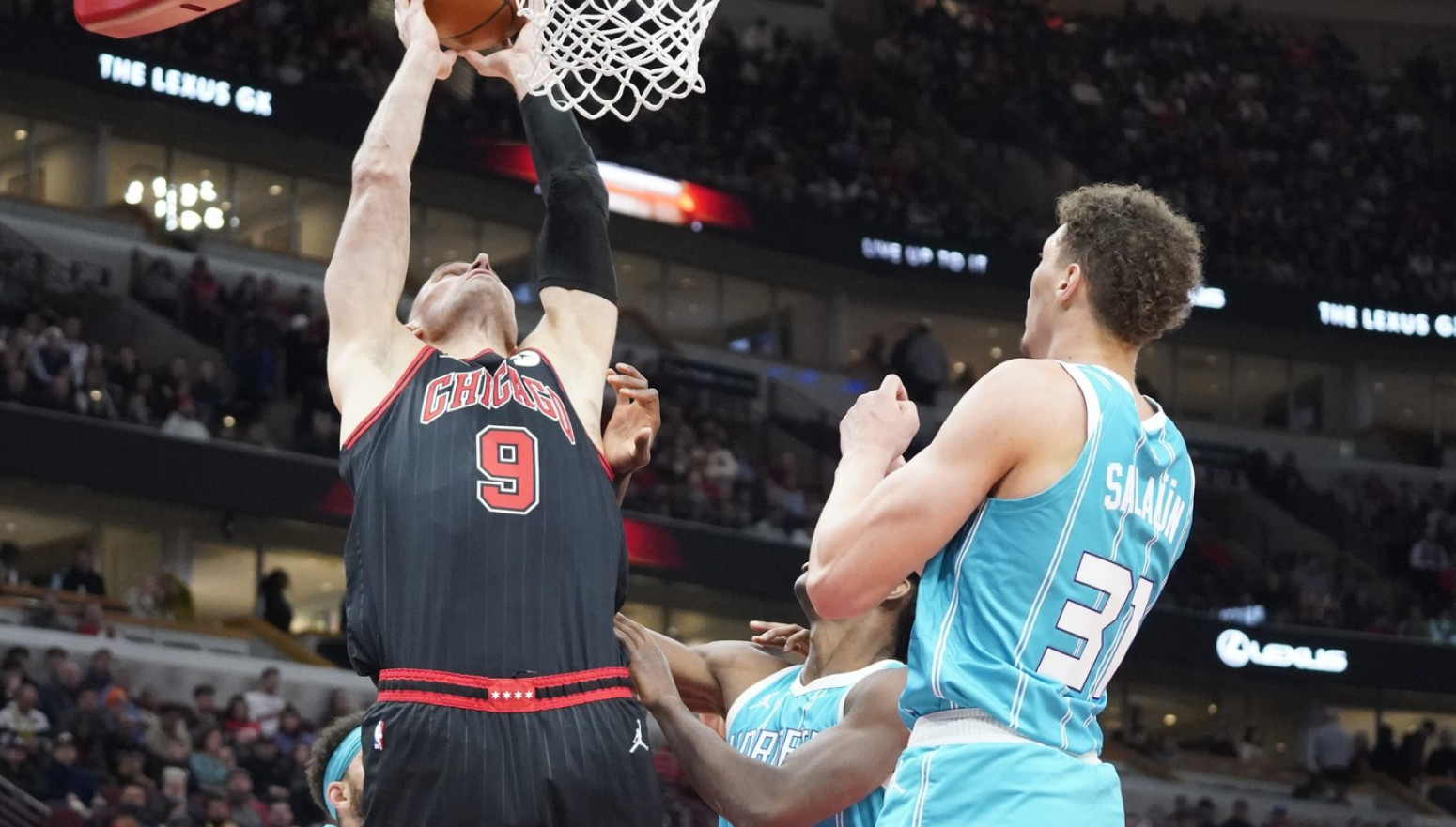 Micić se nije "krio" – Vučević ubacio 40p, ali promašio pobedu VIDEO