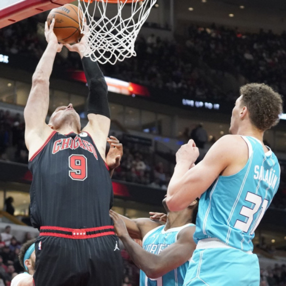 Micić se nije "krio" – Vučević ubacio 40p, ali promašio pobedu VIDEO