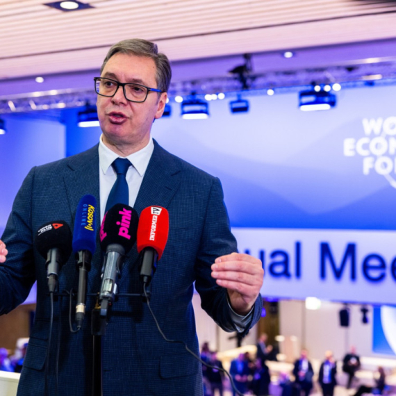 Vučić stigao u Davos: Učestvuje na Svetskom ekonomskom forumu; Poslovna elita u "Duhu dijaloga"
