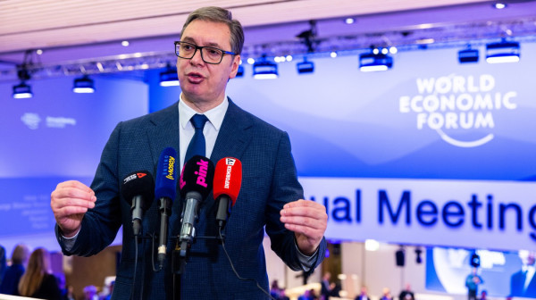 Vučić stigao u Davos: Učestvuje na Svetskom ekonomskom forumu; Poslovna elita u "Duhu dijaloga"