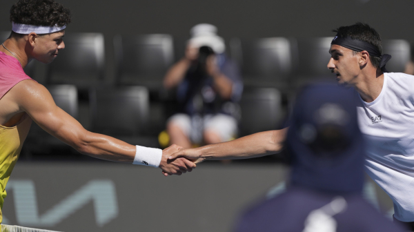 Nestvaran udarac na Rod Lejver Areni – Šelton morao da pruži ruku VIDEO