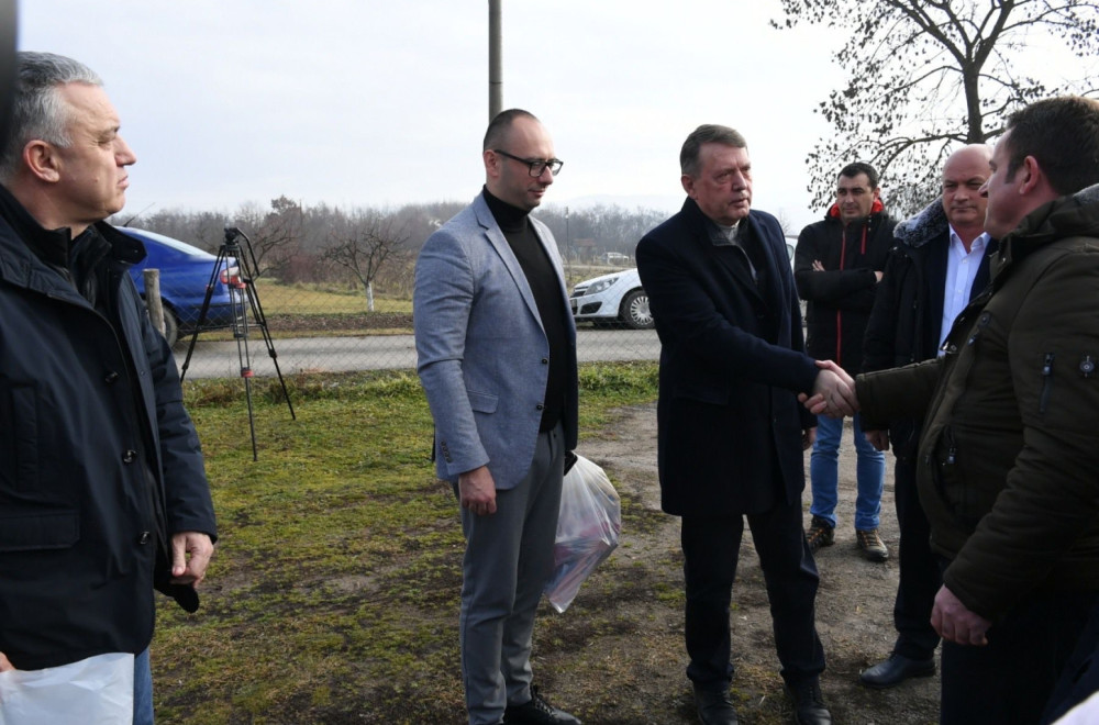 The Serb List delegation visited the Ostojić and Komatović families in the village of Osojane PHOTO