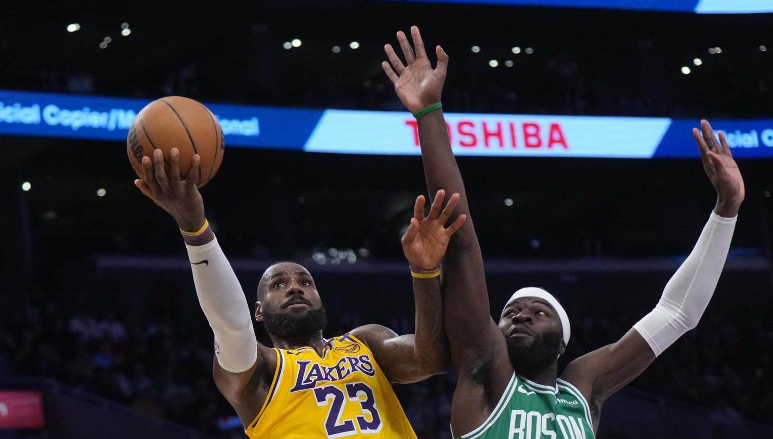 Lebron prestigao Hakima, Lejkersi srušili šampiona VIDEO