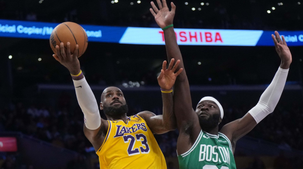 Lebron prestigao Hakima, Lejkersi srušili šampiona VIDEO