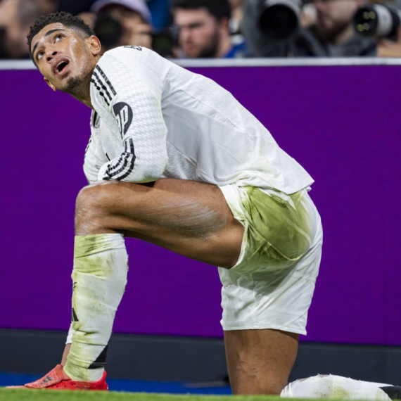 Fudbaler "pao" na čari starije zavodnice: Slavni muškarci je dobro znaju, a njegovi roditelji obožavaju FOTO