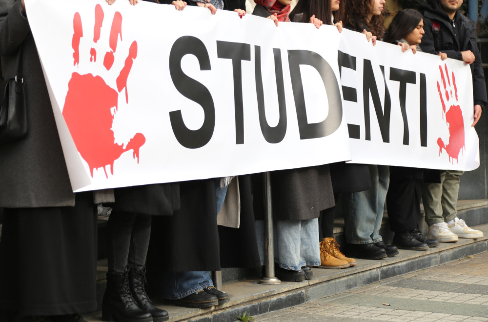 Dvostruki aršini profesora: Za srpske studente su u blokadi, a za strance drže nastavu