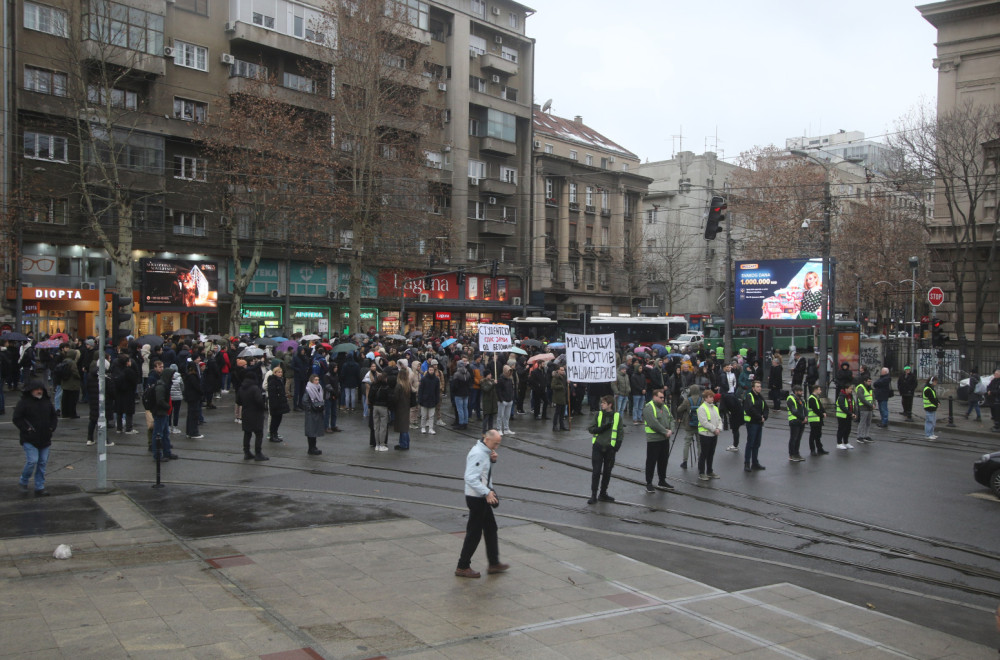 Vučić: Devojka krenula kolima kroz blokade, ništa nije htela da uradi; Optužili je za pokušaj ubistva