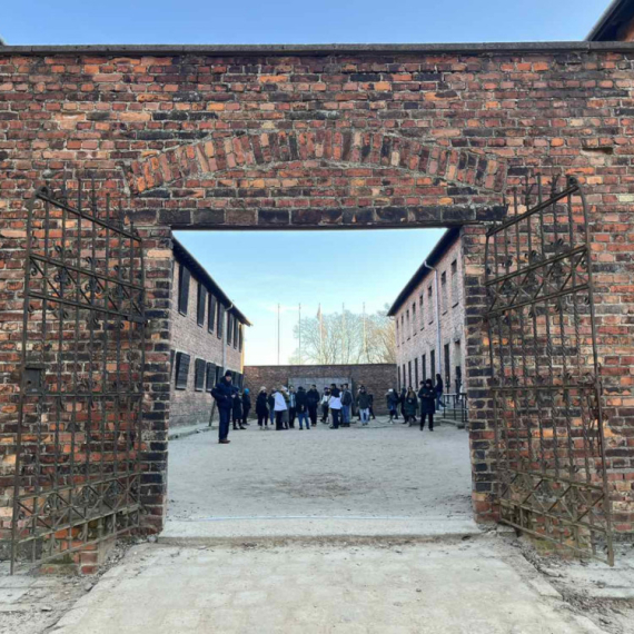 Kolone posetilaca, a tišina nikad glasnija: Koracima najvećeg zločina ljudske istorije FOTO