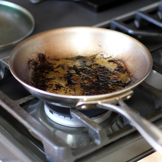 Uporne masnoće će postati prošlost: Ovo uvek bacamo, a riba bolje od svih hemikalija