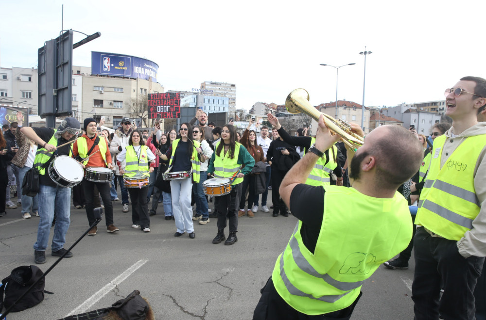 Žurka na Autokomandi; "Žale" žrtve uz prase na ražnju, pesmu i trubače FOTO/VIDEO