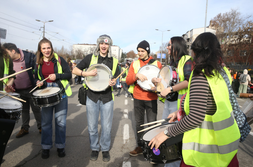 "Komemorativni" skup studenata se pretvorio u vašar: 15 ljudi poginulo, a glavna vest prase VIDEO