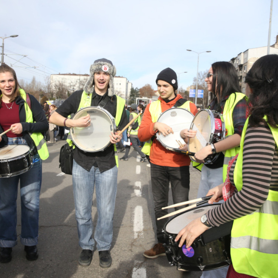"Komemorativni" skup studenata se pretvorio u vašar: 15 ljudi poginulo, a glavna vest prase VIDEO