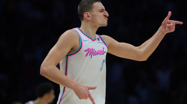 Jović heroj u Majamiju – dve prelomne trojke, dva produžetka i pobeda nad Orlandom VIDEO