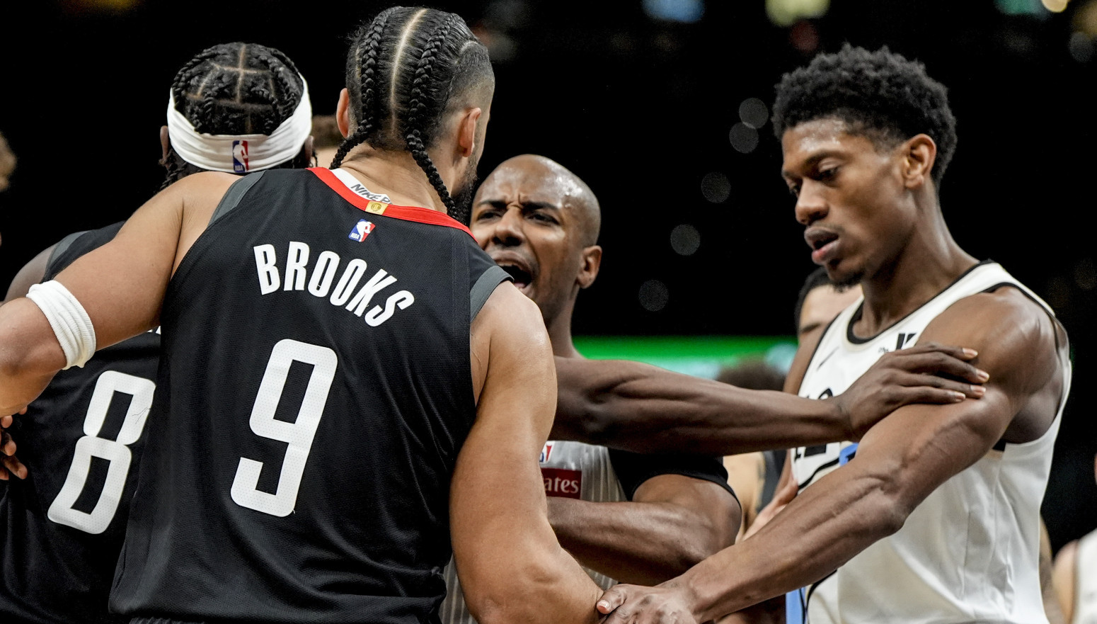 Atlanta bez Bogdana izgubila od Hjustona – umalo tuča Janga i Bruksa VIDEO