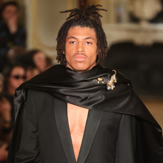 Nosio je sestrine haljine, a sad odelo sa golim leđima: Žene "poludele" za sinom slavne manekenke FOTO/VIDEO