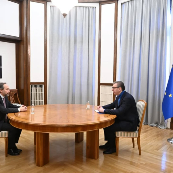 Vučić kratko razgovarao sa šefom Delegacije EU u Srbiji; Sa nemačkom ambasadorkom još kraće FOTO