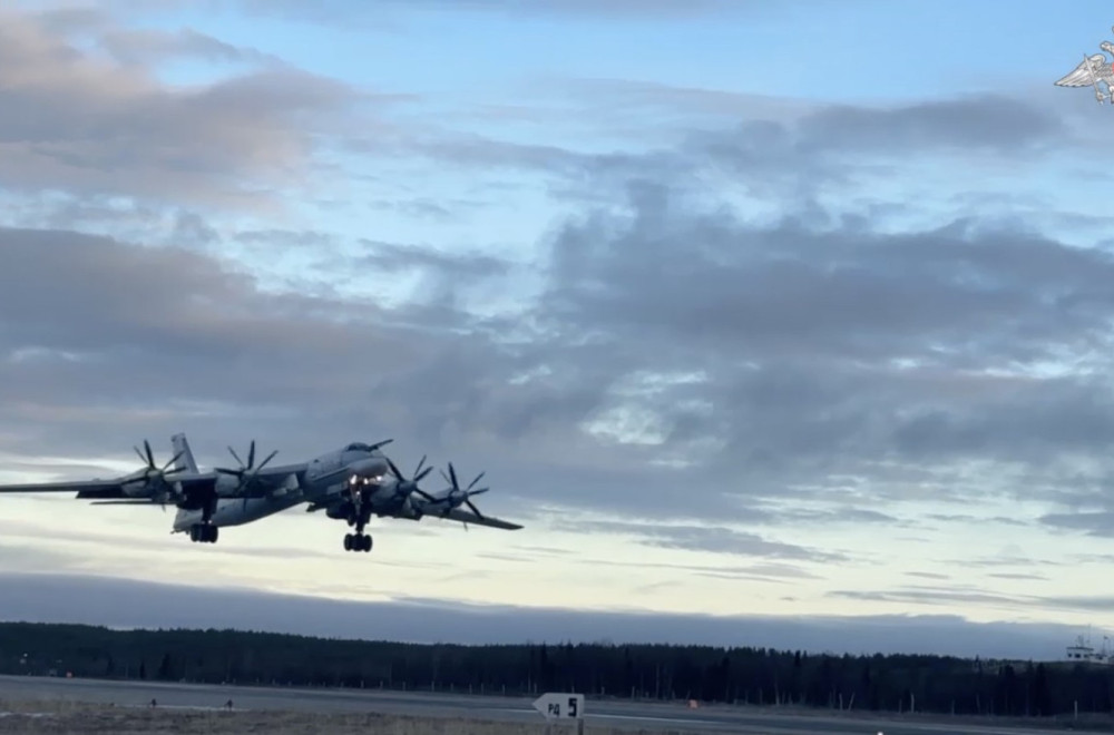 Rusi digli dva Tu-95MS; Za njima lovci Su-35S i Su-30SM VIDEO