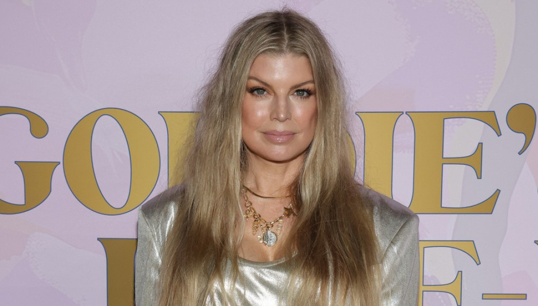 Poznata pevačica urinirala nasred scene FOTO