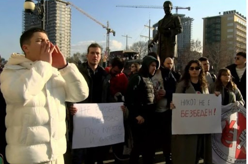 Otisci krvave šake, ćutanje i šetnja: U Skoplju održan protest identičan onima koji se dešavaju u Srbiji FOTO