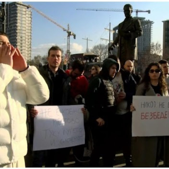 Otisci krvave šake, ćutanje i šetnja: U Skoplju održan protest identičan onima koji se dešavaju u Srbiji FOTO